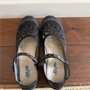 JBU Women's Black Floral Mary Jane Flats